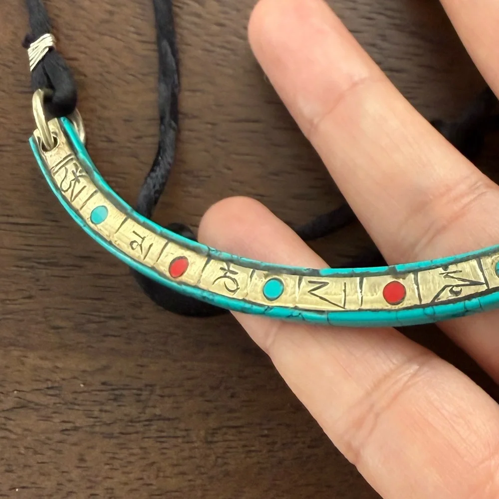 Turquoise & coral inlay Tibetan mantras amulet pendant necklace black silk cord - Picture 7 of 7